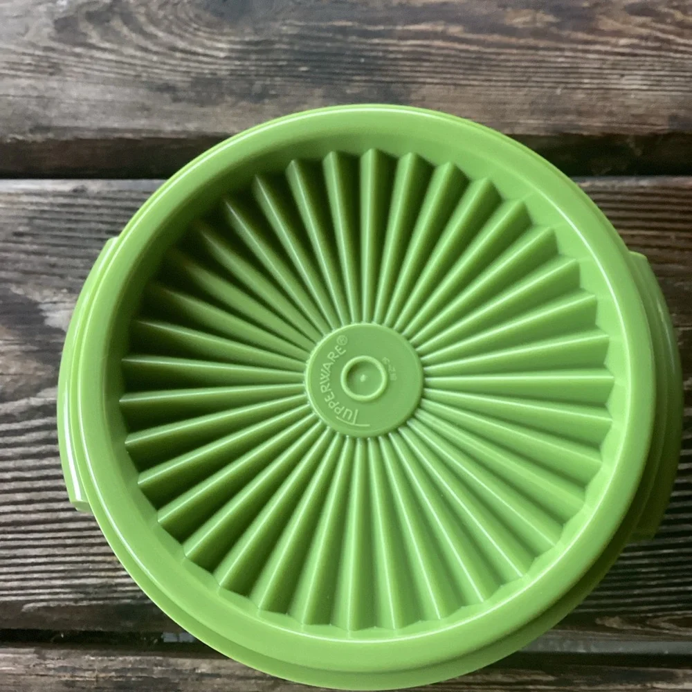 Tupperware Servalier Bowl in green - capacity 1.25 cups